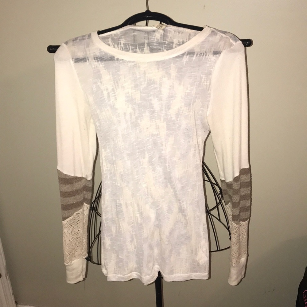 BKE Cream Long Sleeve w. Crochet Sleeves